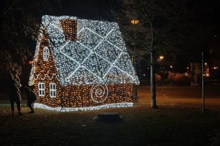 Perníková chaloupka za milion. Vánoční instalace v Budějovicích rozhádala politiky i veřejnost - Novinky